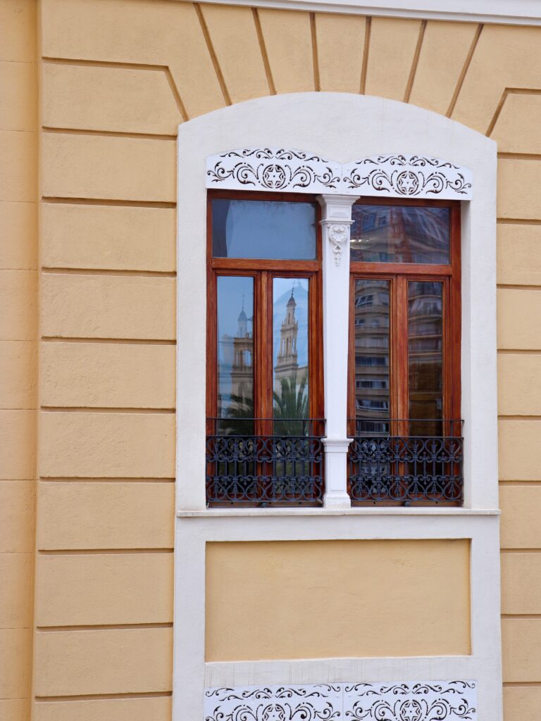 Paisaje de la ciudad de Valencia reflejado en una ventana. Autoría: Danique Boelhouwer (Unsplash).