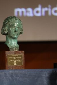 Estatuilla del Premio Clara Campoamor sobre un atril durante el acto celebrado por el Ayuntamiento de Madrid el 8 de marzo de 2019 para conmemorar el Día Internacional de la Mujer. Licencia: Wikimedia Commons.