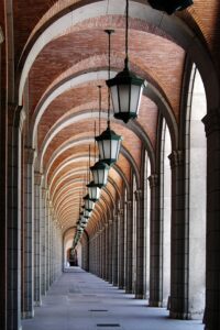 Pórtico de Nuevos Ministerios junto a la sede del Ministerio de Trabajo y Economía Social en Madrid (España). Autoría: Xauxa Håkan Svensson (Wikimedia Commons).