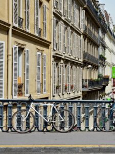 Una bicicleta en la calle Bellefond en París (Francia). Fuente: JLPC (Wikimedia Commons).