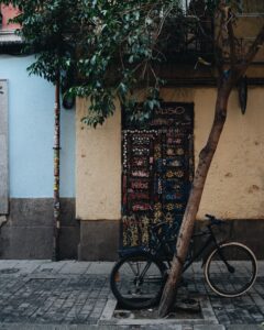 Una bicicleta en una calle de Madrid. Fuente: Jorge Fernández (Unsplash).